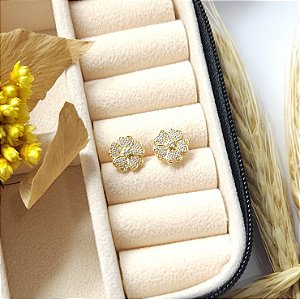 Brinco com design de flor cravejado zircônia folheado em ouro 18k