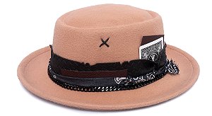 Chapéu Pork Pie Feltro Bege Aba Média Faixa Preta High Custom XII