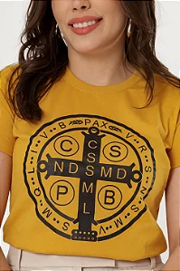 Camiseta Feminina Medalha De São Bento Mostarda Medalha São Bento P