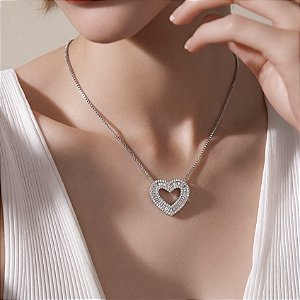 COLAR CORAÇÃO EM RODIO BRANCO.