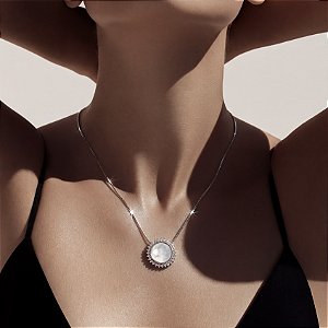 COLAR SOL EM RÓDIO BRANCO.