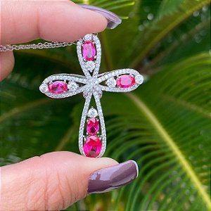 COLAR CRUZ CRAVEJADA COM CRISTAIS NA COR ROSA EM RODIO BRANCO