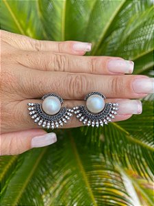 BRINCO FOLHEADO RODIO NEGRO COM PÉROLA E ZIRCONIAS BRANCAS E NEGRAS CRAVEJADAS