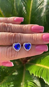 BRINCO FOLHEADO RODIO BRANCO CORAÇÃO  COM PEDRA NA COR AZUL.