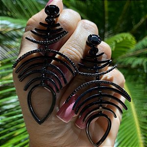 BRINCO FOLHEADO RODIO NEGRO ESCAMA DE PEIXE COM ZIRCONIAS NEGRAS