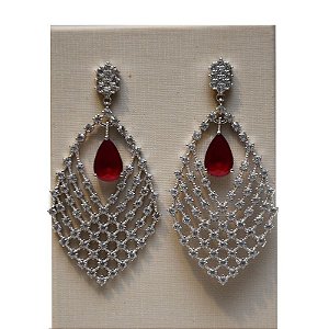 BRINCO FOLHEADO RODIO BRANCO COM ZIRCÔNIAS BRANCAS E GOTA CRISTAL VERMELHO MARSALA