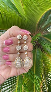 BRINCO FOLHEADO OURO 18K GOTA COM FLORES EM ZIRCÔNIA BRANCA CRAVEJADA