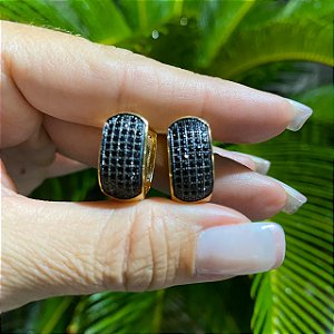 BRINCO FOLHEADO OURO 18K ARGOLA EM ZIRCÔNIAS NEGRAS CRAVEJADAS