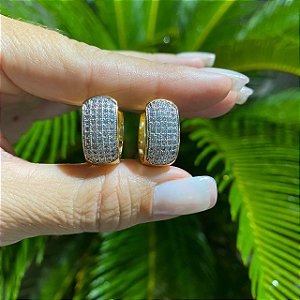 BRINCO FOLHEADO OURO 18K ARGOLA EM ZIRCÔNIAS BRANCAS CRAVEJADAS