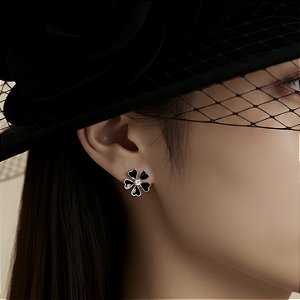 BRINCO DE PRATA 925 FLORZINHA PRETA