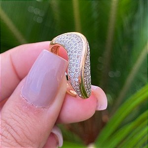 ANEL FOLHEADO OURO 18K ONDA EM ZIRCÔNIA BRANCA MICRO CRAVEJADA