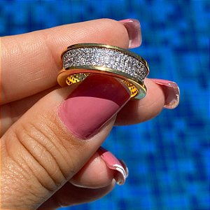 ANEL ALIANÇA FOLHEADO OURO 18K COM ZIRCÔNIAS MICRO CRAVEJADAS