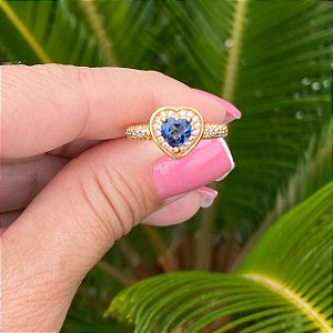 ANEL FOLHEADO OURO 18K  CRAVEJADO COM MICRO ZIRCÔNIAS BRANCAS E CORAÇÃO EM CRISTAL AZUL