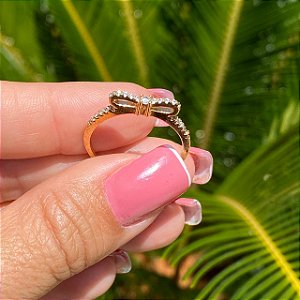 ANEL FOLHEADO OURO 18K LACINHO DELICADO MICRO CRAVEJADO EM ZIRCÔNIAS BRANCAS