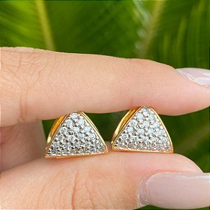 BRINCO FOLHEADO OURO 18K ARGOLA TRIANGULAR MICRO CRAVEJADA COM ZIRCÔNIAS BRANCAS