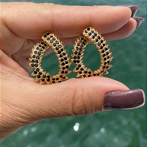 BRINCO FOLHEADO OURO 18K ARGOLA FORMATO GOTA CRAVEJADA COM ZIRCÔNIAS NEGRAS