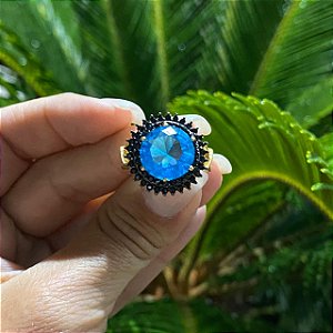 ANEL FOLHEADO OURO 18K REDONDO CRAVEJADO COM ZIRCÔNIA NEGRA E CRISTAL AZUL