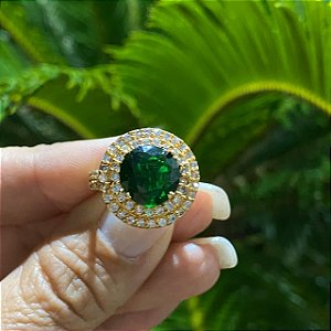 ANEL FOLHEADO OURO 18K REDONDO CRAVEJADO COM ZIRCÔNIA BRANCA E CRISTAL VERDE