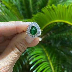 ANEL FOLHEADO OURO 18K GOTA CRISTAL VERDE ESMERALDA COM ZIRCÔNIAS CRAVEJADAS