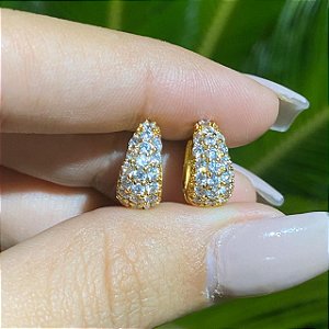 BRINCO FOLHEADO OURO 18K ARGOLA PEQUENA COM TRÊS FILEIRAS DE ZIRCÔNIA