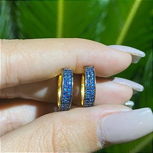 BRINCO FOLHEADO OURO 18K ARGOLA PEQUENA CRAVEJADA COM ZIRCÔNIA AZUL