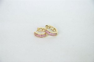 BRINCO FOLHEADO OURO 18K ARGOLA FINA CRAVEJADA COM MICRO ZIRCÔNIA ROSA