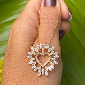 COLAR CORAÇÃO COM CRISTAIS VAZADO FOLHEADO OURO 18K