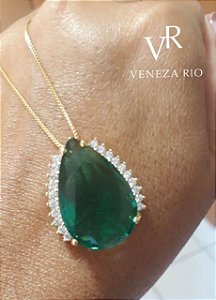 COLAR  GOTA FOLHEADO OURO 18K CRISTAL VERDE COM MICRO ZIRCONIAS BRANCAS