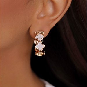 Argola Banhado Ouro 18k Madre Pérola com três Flores