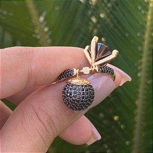 ANEL FOLHEADO OURO 18K BOLA E HEXAGONO CRAVEJADO MICRO ZIRCONIAS NEGRAS