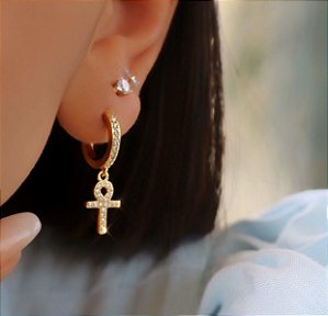 Brinco Folheado Ouro 18K Argola Com Cruz