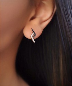 Brinco Banhado Ouro 18K Raio  Com Zircônias Brancas E Negras