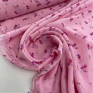Crepe Chiffon Estampado Fundo Rosa Clarinho com Florzinhas Brancas, Rosas e Lilás