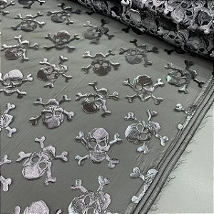 Organza Halloween Fundo Preto com Caveiras Pratas
