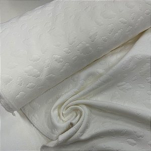 Malha Matelassê Off White com Nuvens