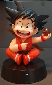 Mini estatua Son Goku sentado Dragon Ball Saga Laranja