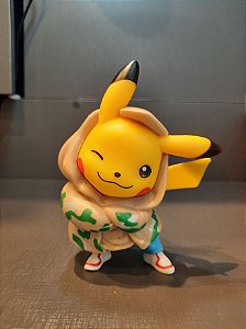 Estatua Pikachu Casaco marrom em Pé