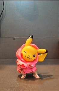 Estatua Pikachu Casaco rosa em Pé