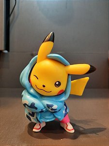 Estatua Pikachu Casaco Azul em Pé