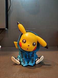 Estatua Pikachu Casaco Azul Sentado
