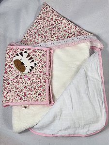KIT TOALHA DE BANHO E PORTA ARTIGOS DE HIGIÊNE DO BEBÊ.