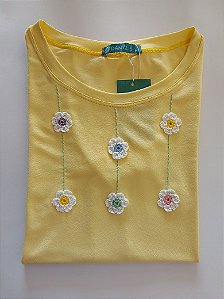 Blusa Feminina Amarela Com Flores em Crochê e Bordado Viscolycra