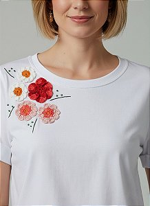 Blusa Feminina Branca Com Flores em Crochê e Bordado Livre Algodão
