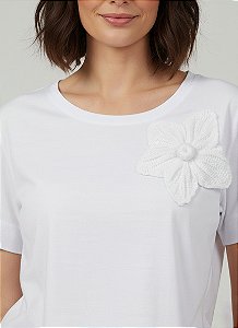Blusa Feminina Branca Com Flor Branca em Crochê Algodão