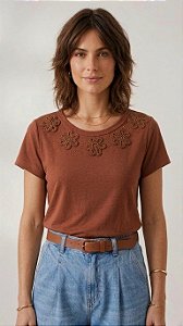 Blusa Feminina Marrom Com Flores em Crochê Viscolycra