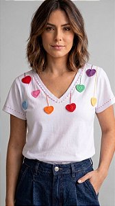 Blusa Feminina Branca Com Corações em Crochê e Bordado Livre Viscolycra