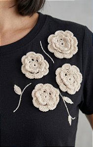 Blusa Feminina Preta Com Flores Off White em Crochê Viscolycra