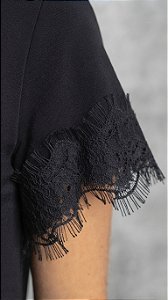 Blusa Feminina Preta Renda Na Manga Modelo Assimétrico Viscolycra