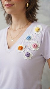 Blusa Feminina Decote V Com Aplicação Flores Crochê Viscolycra
