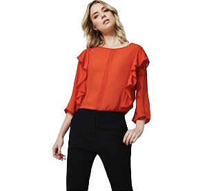 vestido com babado no peito